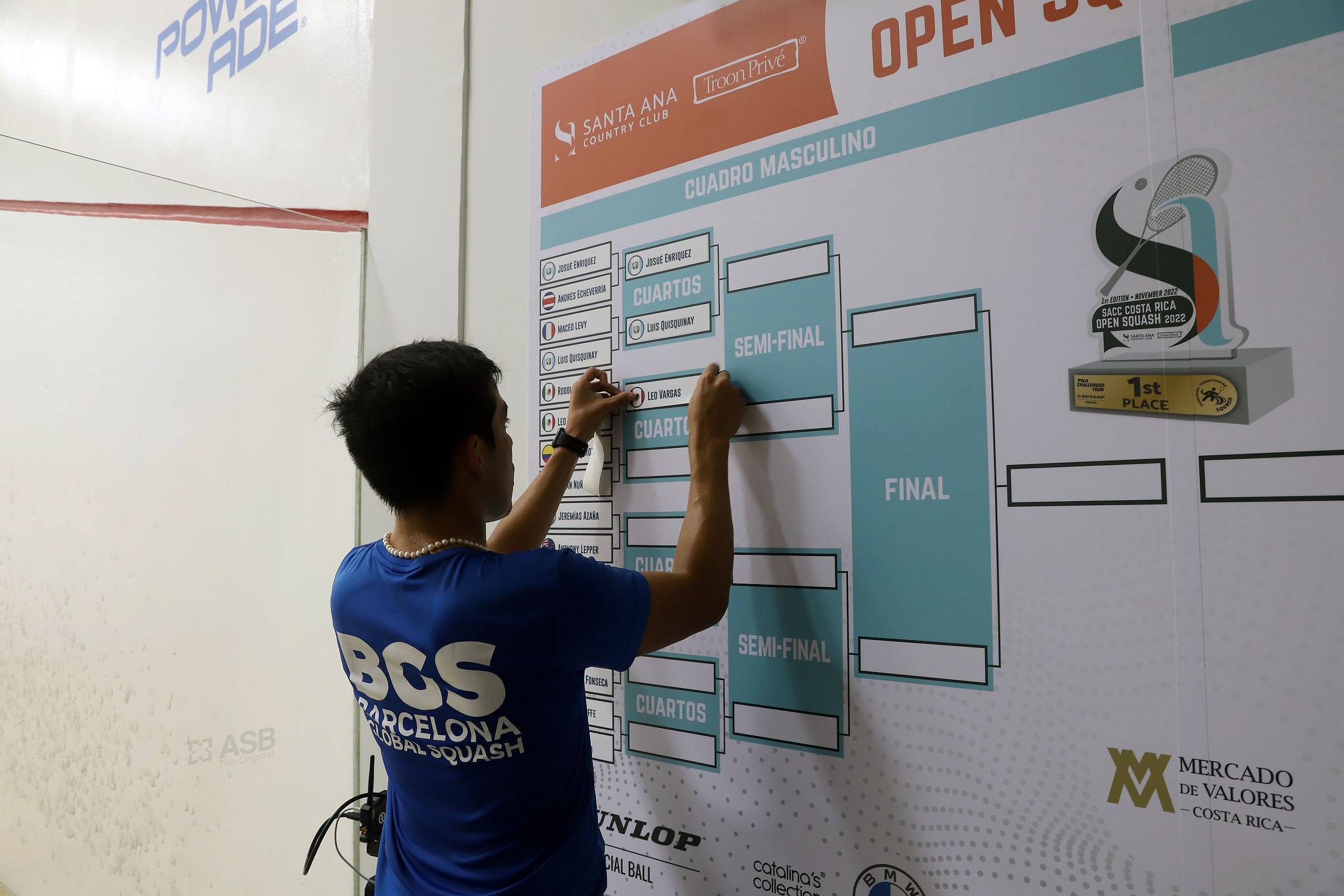 Leo Vargas puts his name on the board for the quarter final draw