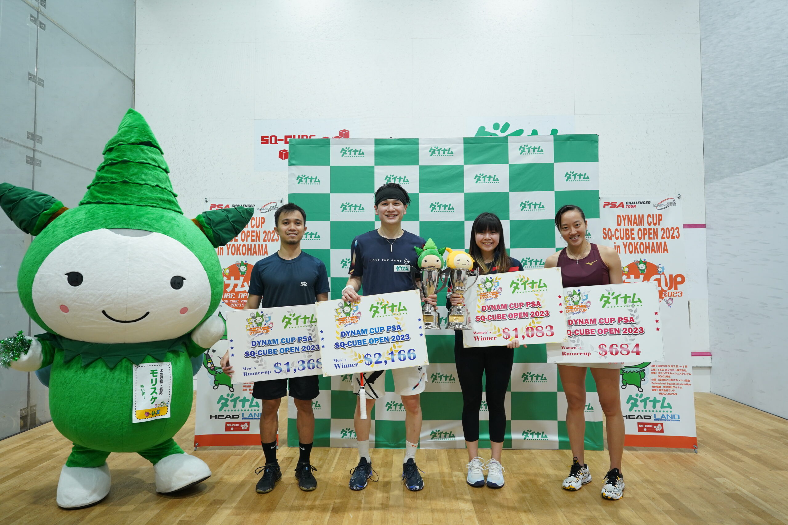 Ryunosuke Tsukue (centre left) and Cheng Nga Ching (centre right) with the Dynam Cup trophies